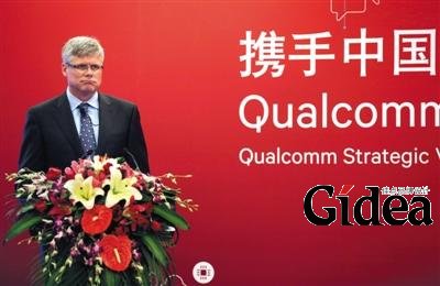 7月24日，高通公司CEO史蒂夫·莫伦科夫在发布会上宣布高通将继续加强在中国的投资。新京报记者 李冬 摄