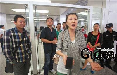 昨日,中联航KN5216次航班一位女乘客在南苑机场提取行李处讲述自己的遭遇。该航班在飞行过程中多名乘客吸烟,引起同机其他乘客不满。