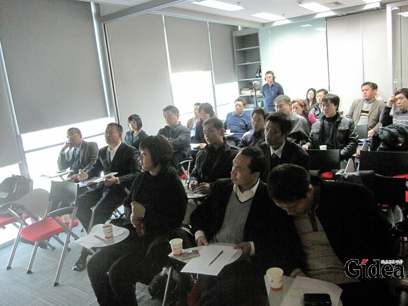 参加沙龙的用户代表聚精会神地听讲